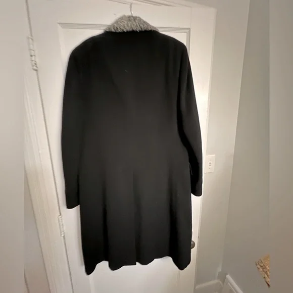 Beautiful vintage Dior cashmere overcoat with a Persian lamb collar - Picture 8 of 8